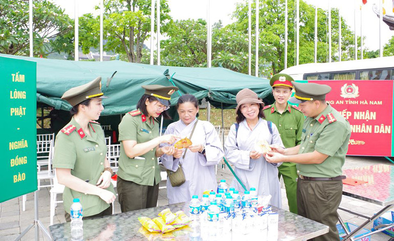 Lực lượng Công an Hà Nam phát tượng trưng lá bồ đề cho nhân dân, Phật tử và du khách đến tham quan, chiêm bái Xá lợi Đức Phật tại Khu du lịch Tam Chúc và tuyên truyền phổ biến các quy định của pháp luật, cảnh báo những phương thức, thủ đoạn phạm tội của các đối tượng để nhân dân nâng cao hiểu biết pháp luật, ý thức cảnh giác bảo vệ người và tài sản...
