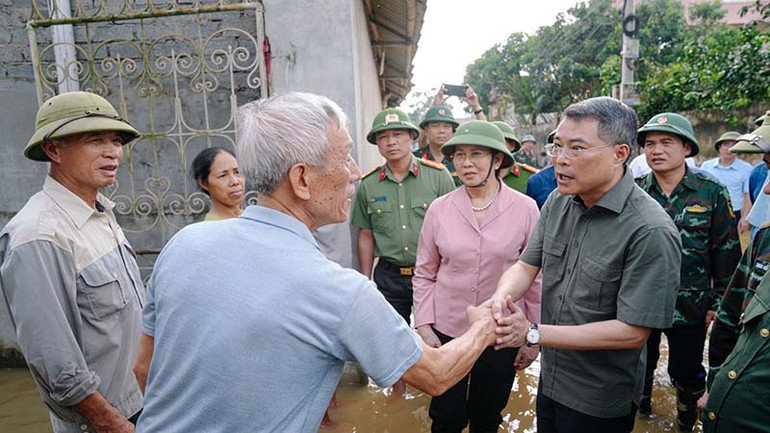 Đồng chí Trưởng Ban Tổ chức Trung ương thăm hỏi, động viên các gia đình bị thiệt hại do mưa lũ gây ra.