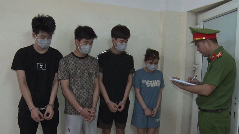 Cơ quan công an lấy lời khai các đối tượng.