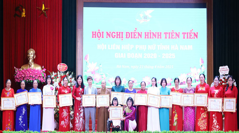 Các cá nhân có thành tích xuất sắc được nhận Bằng khen của Hội Liên hiệp Phụ nữ tỉnh Hà Nam.
