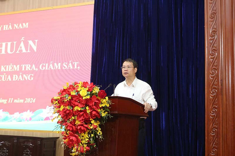 Đồng chí Nguyễn Mạnh Hùng, Ủy viên Ủy ban Kiểm tra Trung ương truyền đạt nội dung các chuyên đề.