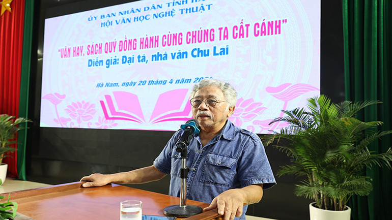 Đại tá, Nhà văn Chu Lai chia sẻ những câu chuyện thực tế của nhà văn khi trực tiếp tham gia chiến đấu trong chiến trường và lan tỏa tình yêu, văn hóa đọc đến với độc giả Hà Nam. Đại tá, Nhà văn Chu Lai chia sẻ những câu chuyện thực tế của nhà văn khi trực tiếp tham gia chiến đấu trong chiến trường và lan tỏa tình yêu, văn hóa đọc đến với độc giả Hà Nam.