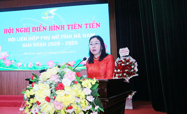 Đồng chí Đinh Thị Lụa, Phó Bí thư Thường trực Tỉnh ủy Hà Nam phát biểu tại hội nghị.