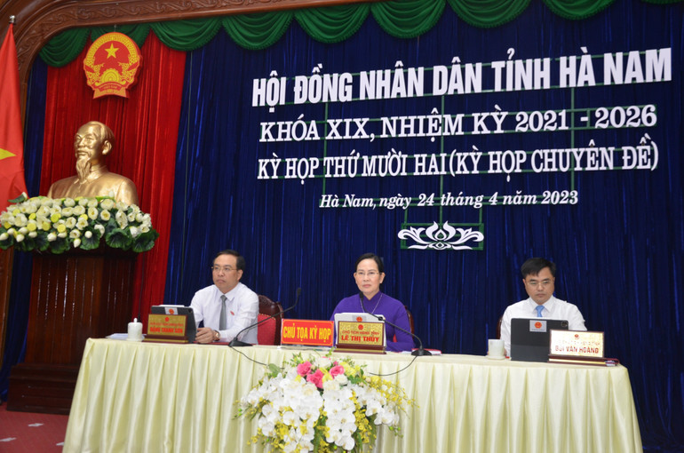 Chủ tọa kỳ họp.