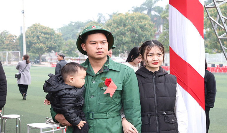 Những phút giây ấm áp chào tạm biệt người thân.