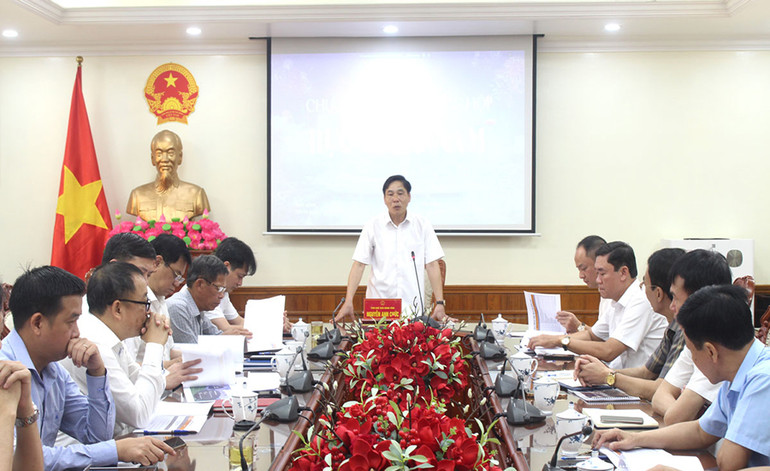 Đồng chí Nguyễn Anh Chức, Phó Chủ tịch Thường trực UBND tỉnh phát biểu chỉ đạo tại Hội nghị nghe báo cáo công tác chuẩn bị Tuần Văn hóa, Du lịch năm 2025 và Chương trình nghệ thuật “Rực rỡ Hà Nam”.