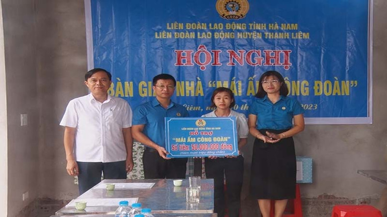 Đại diện lãnh đạo Liên đoàn Lao động tỉnh Hà Nam và huyện Thanh Liêm trao kinh phí hỗ trợ "Mái ấm Công đoàn" cho đoàn viên. Đại diện lãnh đạo Liên đoàn Lao động tỉnh Hà Nam và huyện Thanh Liêm trao kinh phí hỗ trợ "Mái ấm Công đoàn" cho đoàn viên.