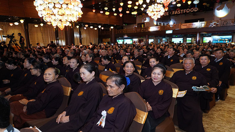 Hàng nghìn phật tử về dự lễ.