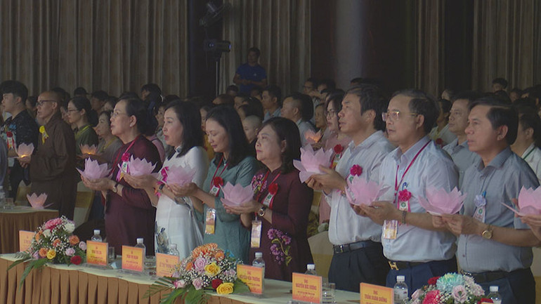 Nghi lễ thắp nến hoa đăng.