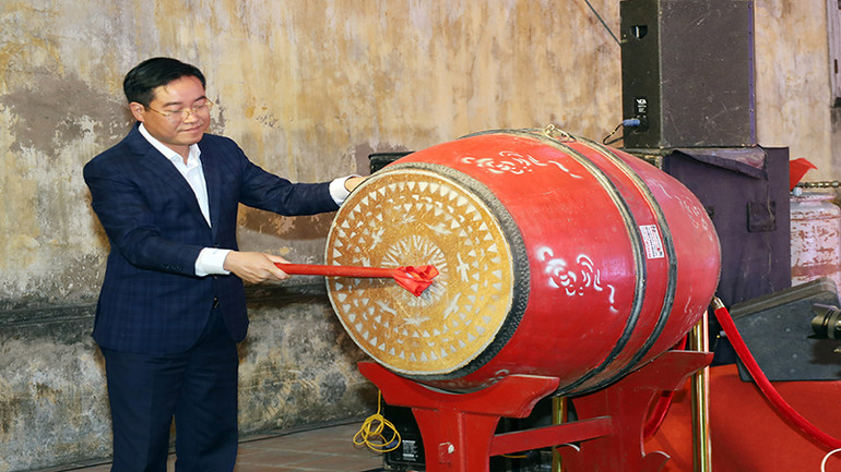 Đồng chí Bí thư Huyện ủy Lý Nhân đánh trống khai mạc lễ hội.