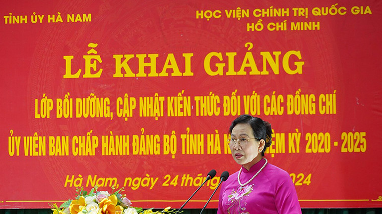 Đồng chí Lê Thị Thủy, Ủy viên Trung ương Đảng, Bí thư Tỉnh ủy, Chủ tịch HĐND phát biểu tại Lễ khai giảng.