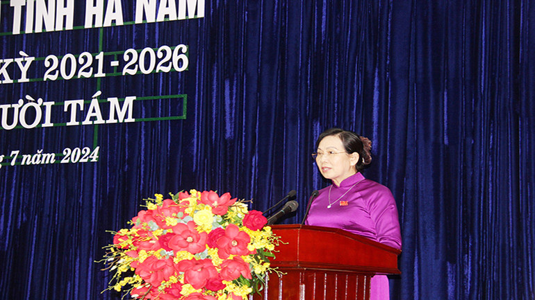 Đồng chí Lê Thị Thủy, Ủy viên Trung ương Đảng, Bí thư Tỉnh ủy, Chủ tịch HĐND tỉnh phát biểu bế mạc Kỳ họp