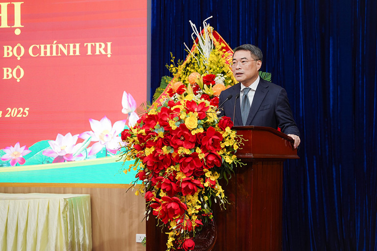 Đồng chí Lê Minh Hưng, Ủy viên Bộ Chính trị, Bí thư Trung ương Đảng, Trưởng Ban Tổ chức Trung ương phát biểu tại hội nghị.