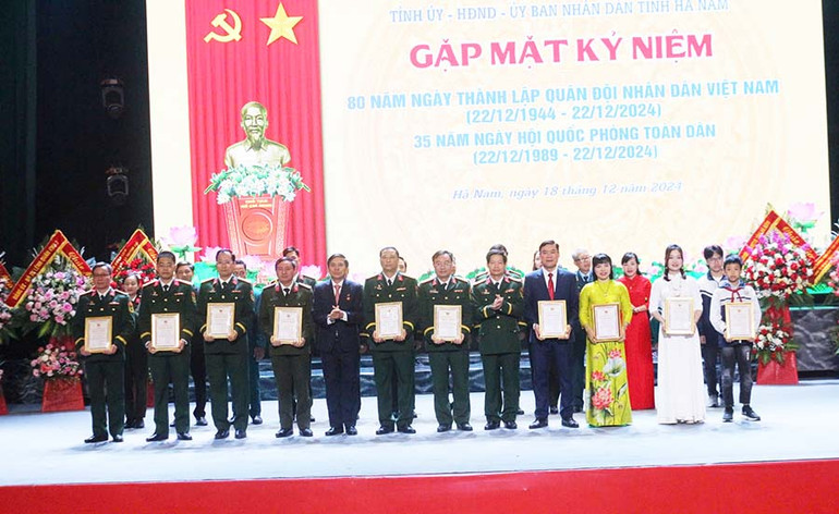 Ban Tổ chức khen thưởng các tập thể, cá nhân có thành tích xuất sắc trong cuộc thi tìm hiểu truyền thống “80 năm Ngày thành lập Quân đội nhân dân; 35 năm Ngày hội Quốc phòng toàn dân”.