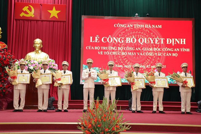 Đại tá Tô Anh Dũng, Giám đốc Công an tỉnh trao Bằng khen của Chủ tịch Ủy ban nhân dân tỉnh cho các đồng chí có thành tích xuất sắc trong việc triển khai, thực hiện có hiệu quả Nghị quyết số 18-NQ/TW.