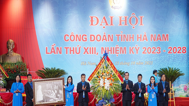 Đồng chí Nguyễn Đình Khang, Ủy viên Trung ương Đảng, Chủ tịch Tổng Liên đoàn Lao động Việt Nam tặng hoa chúc mừng và bức tranh "Bác Hồ với công nhân lao động Việt Nam" cho Đại hội. Đồng chí Nguyễn Đình Khang, Ủy viên Trung ương Đảng, Chủ tịch Tổng Liên đoàn Lao động Việt Nam tặng hoa chúc mừng và bức tranh "Bác Hồ với công nhân lao động Việt Nam" cho Đại hội.