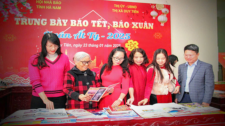 Các bạn đọc tham quan gian trưng bày báo Tết, báo Xuân.