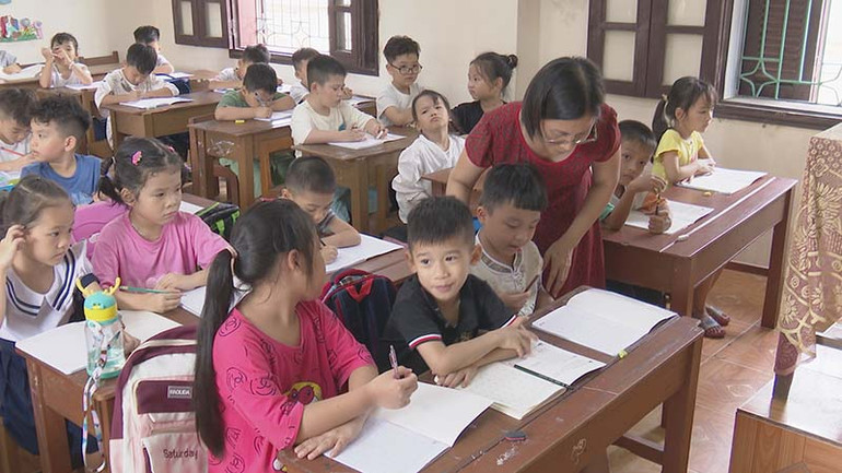 Giờ học của học sinh lớp 1 Trường tiểu học thị trấn Quế, huyện Kim Bảng.