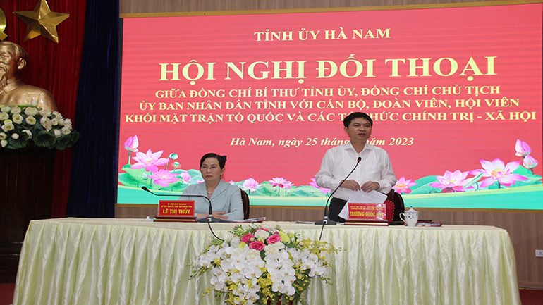 Đồng chí Trương Quốc Huy, Phó Bí thư Tỉnh ủy, Chủ tịch Ủy ban nhân dân tỉnh Hà Nam trực tiếp trả lời các ý kiến tại cuộc đối thoại.