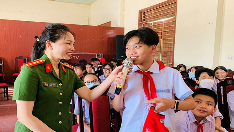 Ban Thanh niên Công an tỉnh tổ chức tuyên truyền về tác hại của ma túy tại Trường THCS xã Tiến Thắng (Lý Nhân).