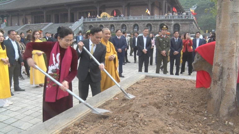 Phó Thủ tướng Trần Lưu Quang trồng cây lưu niệm tại chùa Tam Chúc.