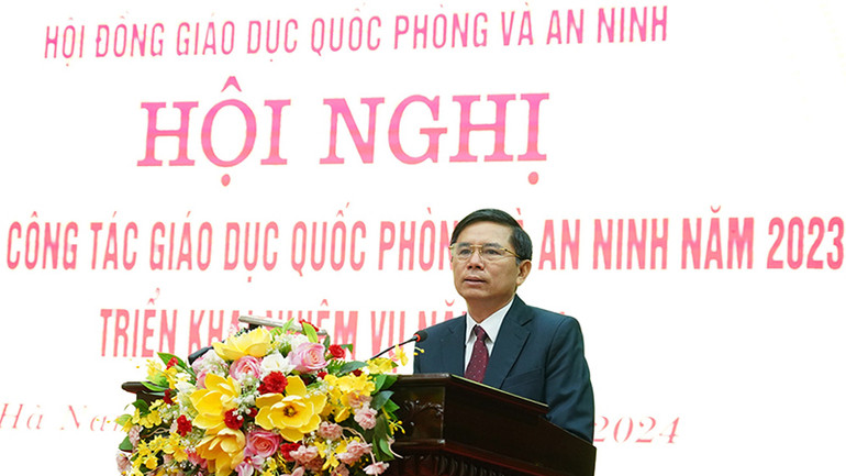 Đồng chí Trần Xuân Dưỡng, Phó Chủ tịch Ủy ban nhân dân tỉnh, Chủ tịch Hội đồng Giáo dục quốc phòng và an ninh tỉnh Hà Nam phát biểu tại Hội nghị.