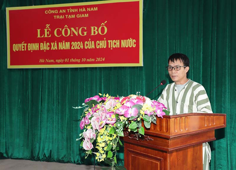 Đại diện phạm nhân được đặc xá phát biểu tại buổi lễ.