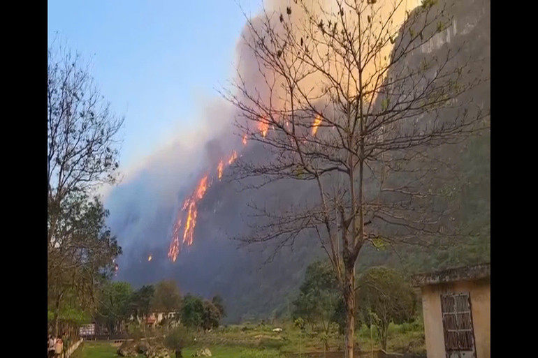 Ngọn lửa bắt nguồn từ bên kia núi thuộc địa phận tỉnh Hòa Bình cháy lan sang khu rừng Ba Sao.