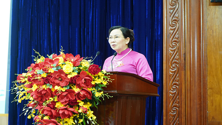 Đồng chí Lê Thị Thủy, Ủy viên Trung ương Đảng, Bí thư Tỉnh ủy, Chủ tịch Hội đồng nhân dân tỉnh Hà Nam phát biểu bế mạc kỳ họp.