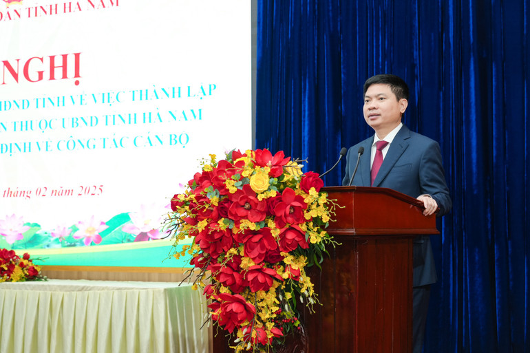 Đồng chí Trương Quốc Huy, Phó Bí thư Tỉnh ủy, Chủ tịch Ủy ban nhân dân tỉnh, Trưởng Đoàn đại biểu Quốc hội tỉnh phát biểu tại hội nghị.