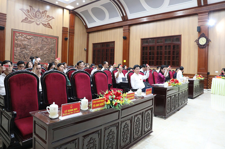 Các đại biểu biểu quyết thông qua các nghị quyết của kỳ họp. Các đại biểu biểu quyết thông qua các nghị quyết của kỳ họp.