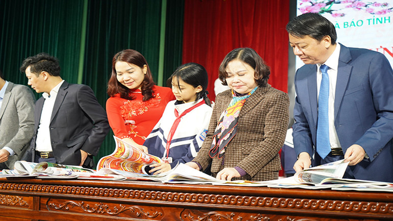 Các đồng chí lãnh đạo Ban Tuyên giáo Tỉnh ủy, lãnh đạo huyện Kim Bảng, giáo viên và học sinh trường Trung học cơ sở Hoàng Tây xem các ấn phẩm báo Xuân 2024.
