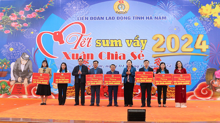 Chủ tịch Tổng Liên đoàn Lao động Việt Nam và Bí thư Tỉnh ủy Hà Nam trao tặng biển tượng trưng kinh phí hỗ trợ xây dựng nhà "Mái ấm Công đoàn" cho Liên đoàn lao động các huyện, thị xã, thành phố và Công đoàn các khu công nghiệp tỉnh.