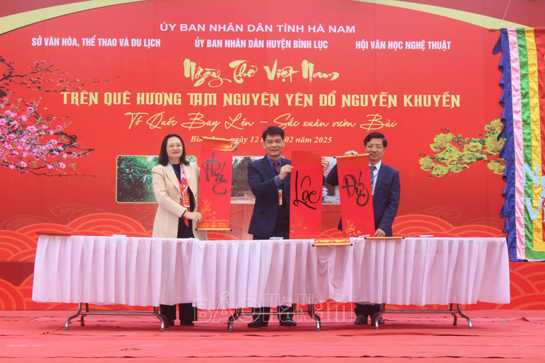 Các đại biểu thực hiện nghi thức khai bút đầu Xuân.