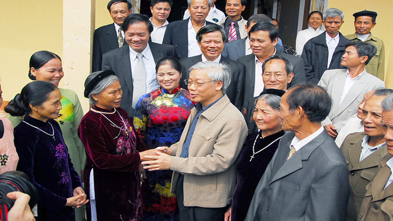 Chủ tịch Quốc hội Nguyễn Phú Trọng thăm nhân dân thôn Đồng Phú xã Liên Sơn năm 2008. Chủ tịch Quốc hội Nguyễn Phú Trọng thăm nhân dân thôn Đồng Phú xã Liên Sơn năm 2008.