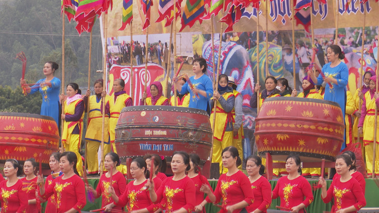 Màn trống khai hội do Đội trống nữ thôn Đọi Tam biểu diễn.