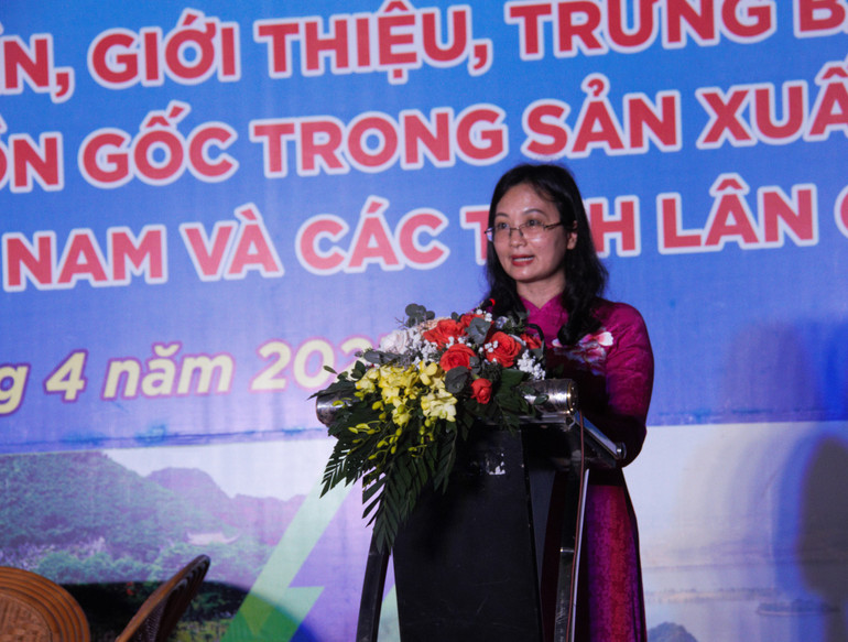 Chủ tịch Ủy ban Mặt trận Tổ quốc tỉnh Hà Nam phát biểu khai mạc tọa đàm.