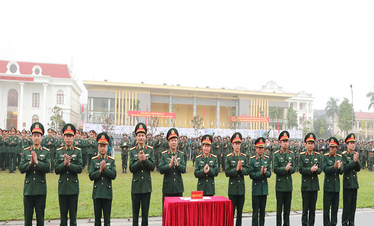 Thủ trưởng Bộ Chỉ huy quân sự tỉnh Hà Nam và đại diện các cơ quan, đơn vị lực lượng vũ trang tỉnh ký kết giao ước thi đua.