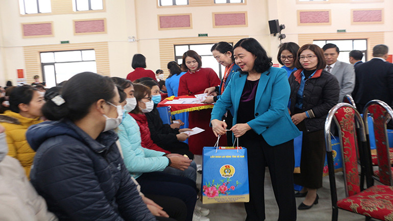 Trưởng Ban Dân vận Trung ương Bùi Thị Minh Hoài tặng quà người lao động trên địa bàn tỉnh Hà Nam nhân dịp Tết Nguyên đán Giáp Thìn 2024.