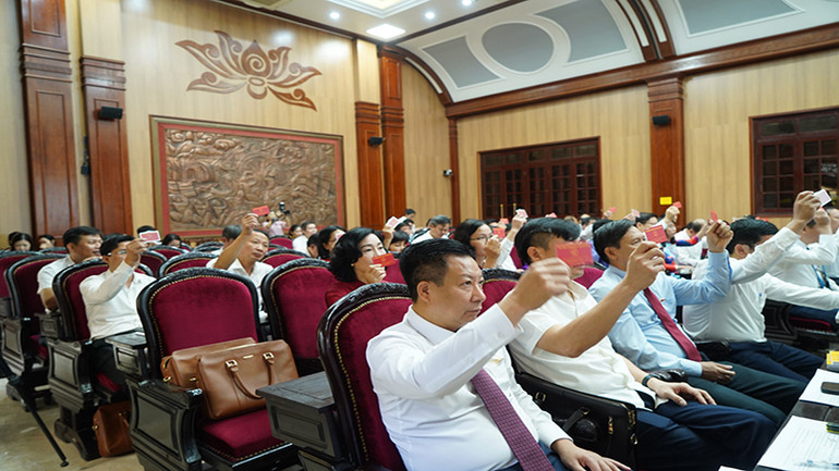 Các đại biểu Hội đồng nhân dân tỉnh biểu quyết thông qua các nghị quyết của kỳ họp.