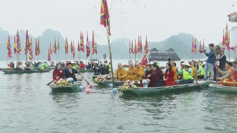 Nghi thức rước nước từ hồ Tam Chúc lên dâng tại chùa Ngọc.