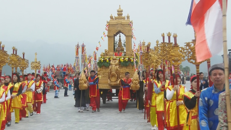 Đoàn rước nước lên chùa Ngọc.