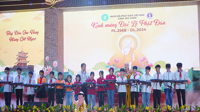 Chùa Tam Chúc tặng quà cho các học sinh có hoàn cảnh khó khăn của huyện thị trấn Ba Sao vượt khó, vươn lên trong học tập. Chùa Tam Chúc tặng quà cho các học sinh có hoàn cảnh khó khăn của huyện thị trấn Ba Sao vượt khó, vươn lên trong học tập.