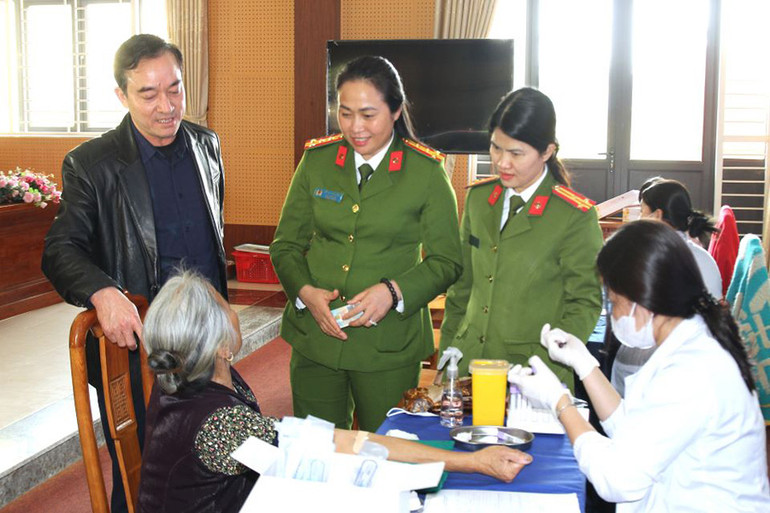 Các đồng chí lãnh đạo Công an tỉnh và lãnh đạo Sở Nội vụ kiểm tra công tác lấy mẫu ADN thân nhân liệt sĩ tại Công an phường Tân Liêm, thành phố Phủ Lý, Hà Nam.