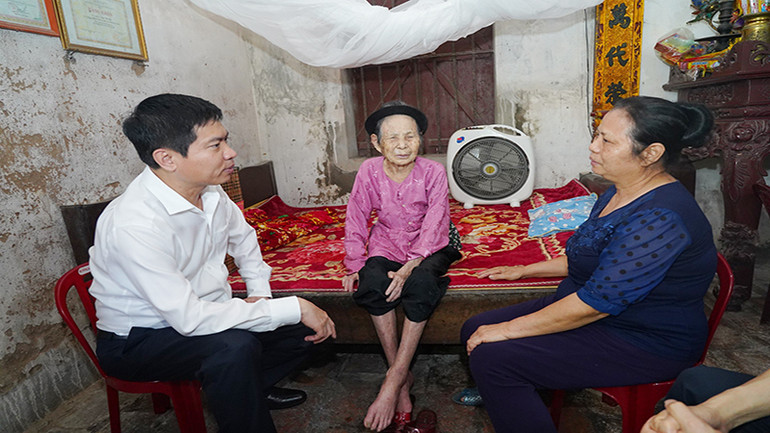 Đồng chí Trương Quốc Huy, Phó Bí thư Tỉnh ủy, Chủ tịch Ủy ban nhân dân tỉnh Hà Nam, thăm gia đình cụ Nguyễn Thị Mý, nguyên là dân công hỏa tuyến hiện đang sinh sống ở phường Liêm Chính, thành phố Phủ Lý. Đồng chí Trương Quốc Huy, Phó Bí thư Tỉnh ủy, Chủ tịch Ủy ban nhân dân tỉnh Hà Nam, thăm gia đình cụ Nguyễn Thị Mý, nguyên là dân công hỏa tuyến hiện đang sinh sống ở phường Liêm Chính, thành phố Phủ Lý.