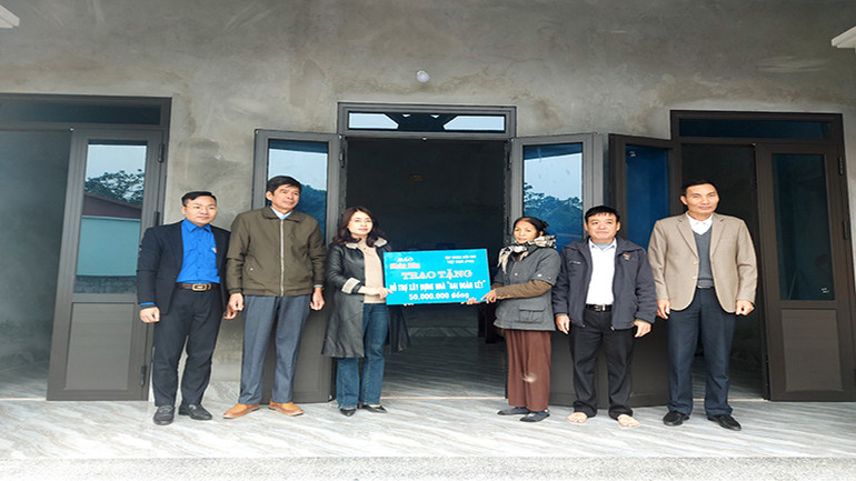 Đại diện Mặt trận Tổ quốc huyện Kim Bảng trao kinh phí hỗ trợ xây dựng nhà Đại đoàn kết của Báo Nhân Dân, Tập đoàn Dầu khí Việt Nam cho gia đình bà Trương Thị Lự, thôn Phương Xá, xã Đồng Hóa, huyện Kim Bảng.