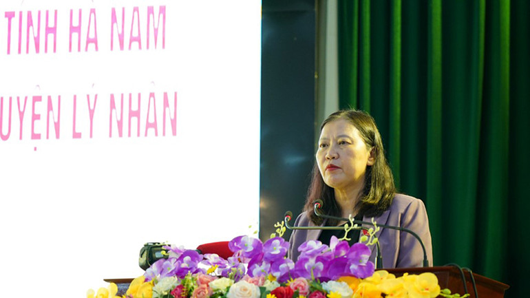 Bà Lê Thị Nga, Ủy viên Trung ương Đảng, Ủy viên Ủy ban Thường vụ Quốc hội, Chủ nhiệm Ủy ban Tư pháp của Quốc hội tiếp thu ý kiến, kiến nghị của cử tri.