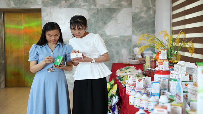 Các đại biểu tham quan gian hàng trưng bày các sản phẩm chăn nuôi an toàn sinh học tại diễn đàn.