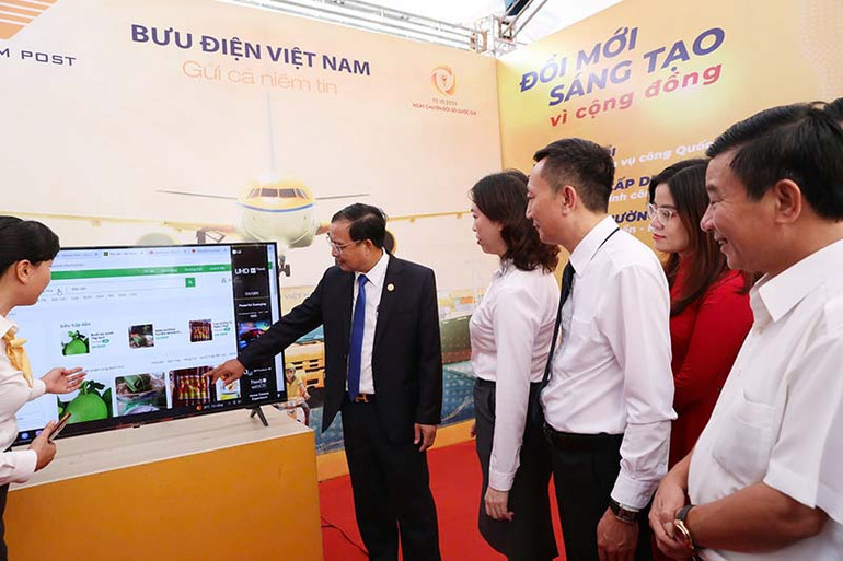 Các đại biểu tham quan gian hàng trưng bày, giới thiệu các giải pháp công nghệ, ứng dụng hỗ trợ, thúc đẩy chuyển đổi số. Các đại biểu tham quan gian hàng trưng bày, giới thiệu các giải pháp công nghệ, ứng dụng hỗ trợ, thúc đẩy chuyển đổi số.