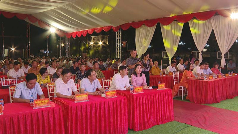 Các đại biểu và nhân dân, du khách thập phương dự lễ khai mạc.